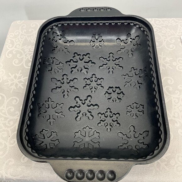 Nordic Ware Nonstick Cast Aluminum Snowflake Baking Pan 13"x8.5" - Picture 1 of 6